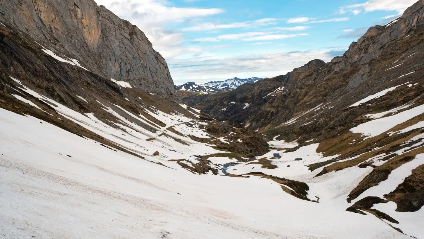 La vallée et la cabane