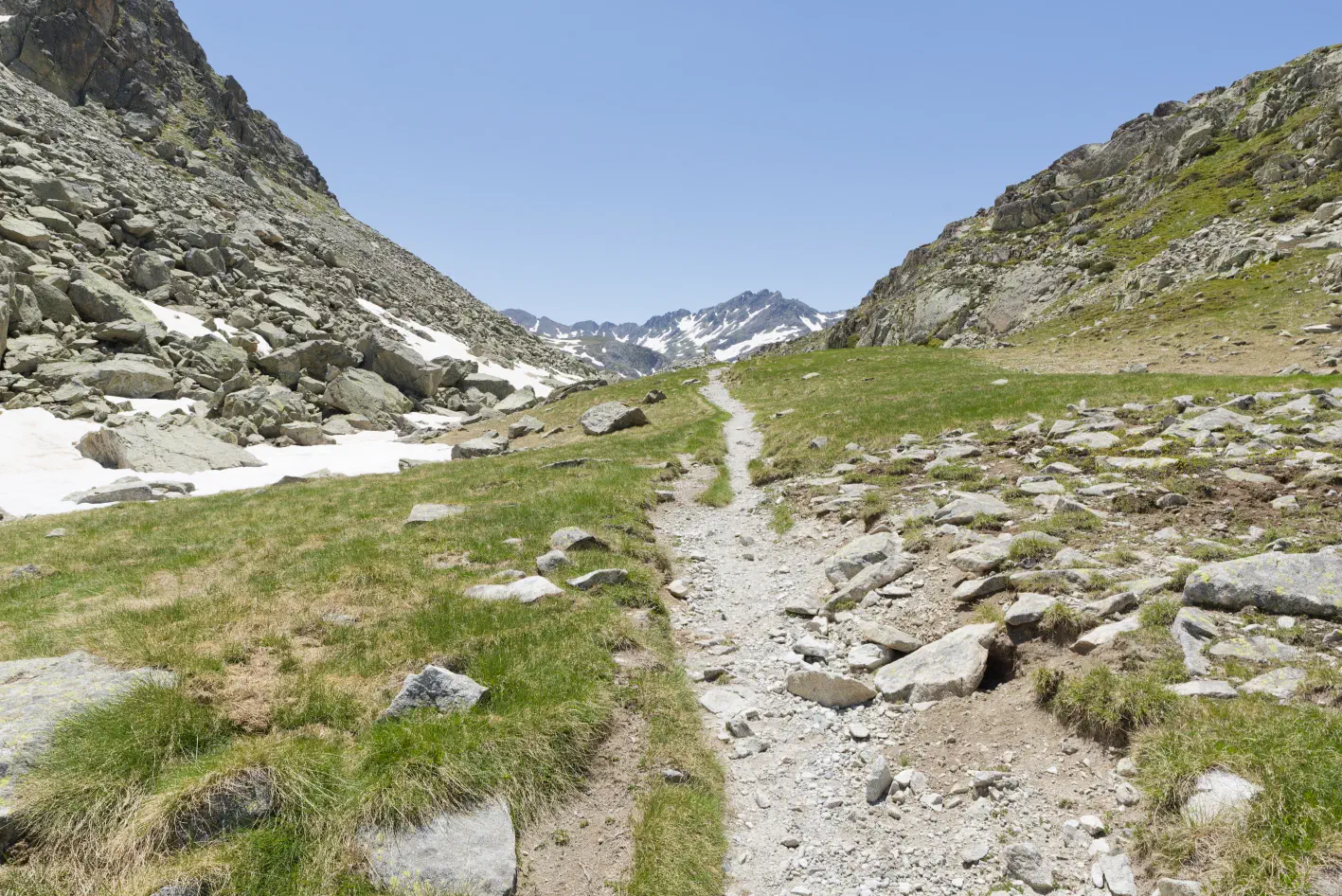 Le sentier file vers le port