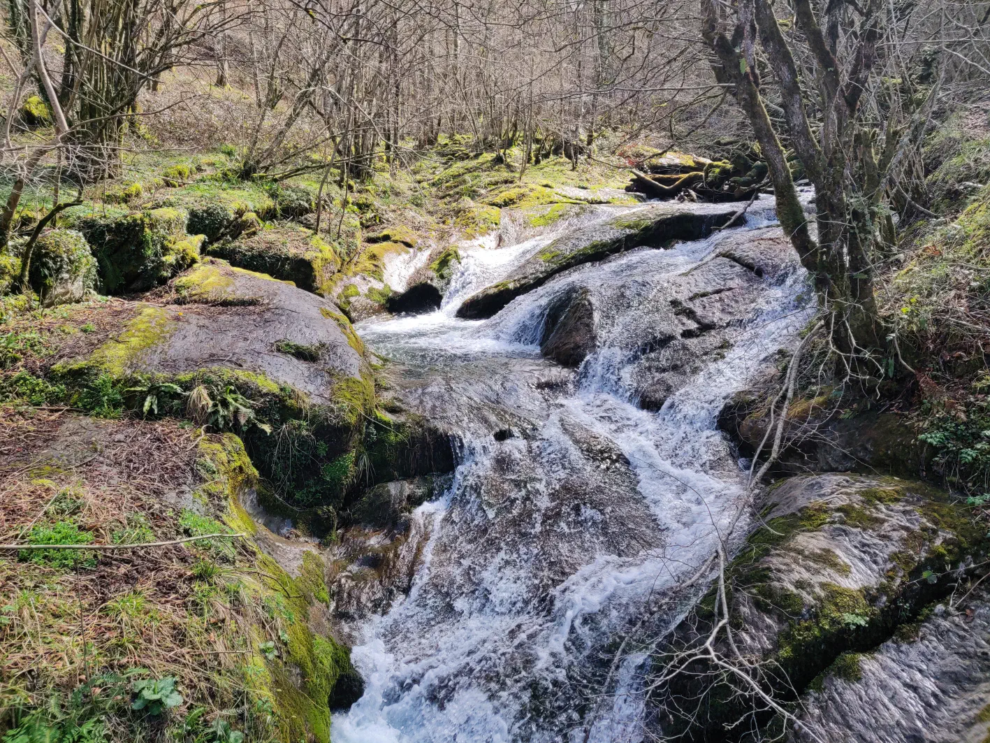 L’eau dévale les dalles