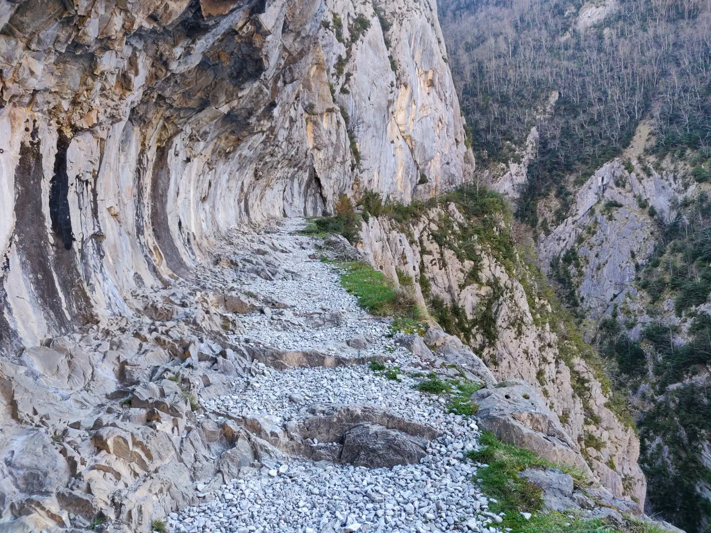 Le chemin taillé dans la roche