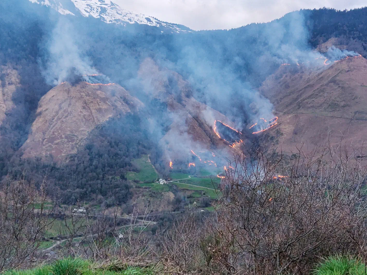 Le feu court sur les pentes