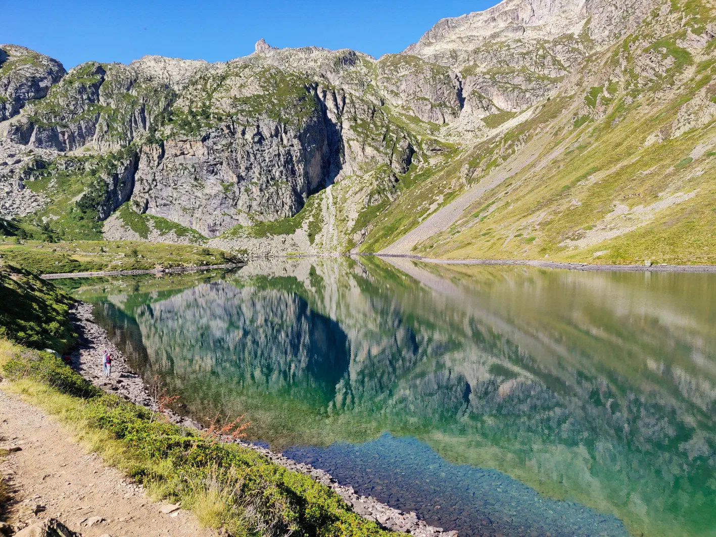 Le lac d’Ilhéou comme un miroir