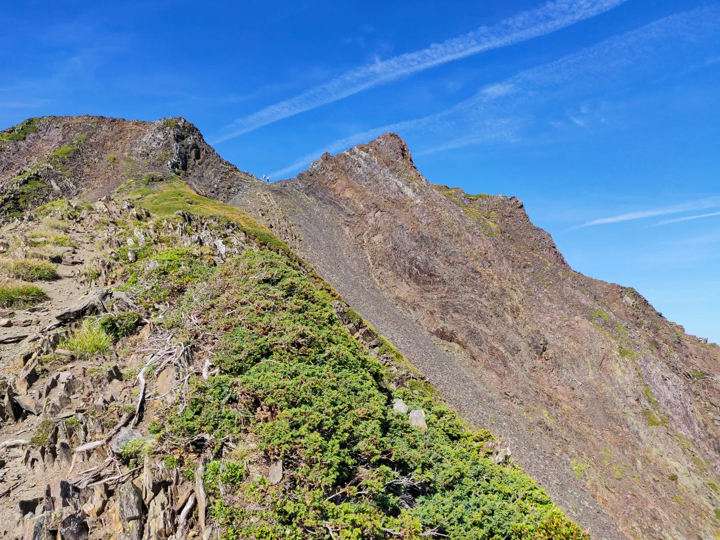 Deux silhouettes sur l’arête