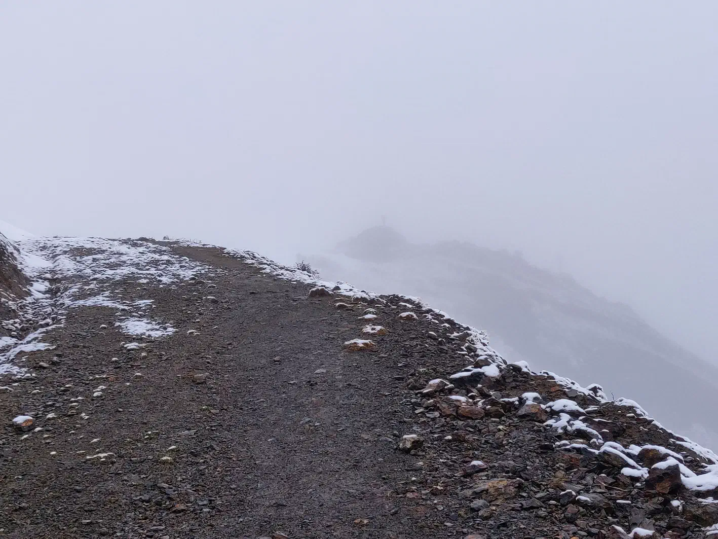 Le chemin s’efface dans la brume