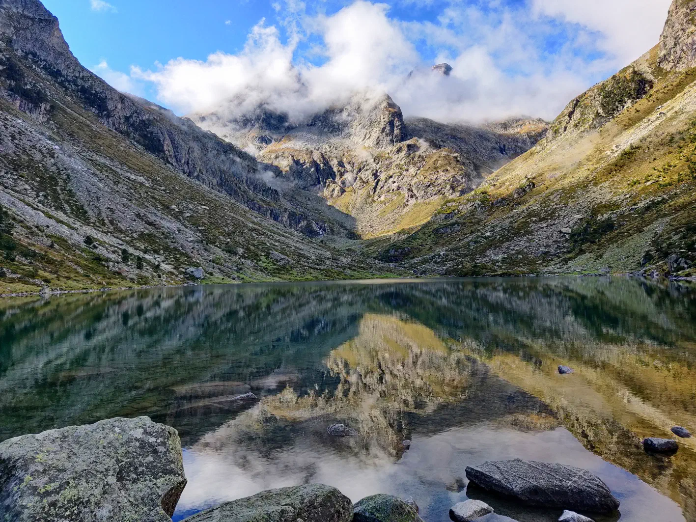 Le lac d’Estom en miroir