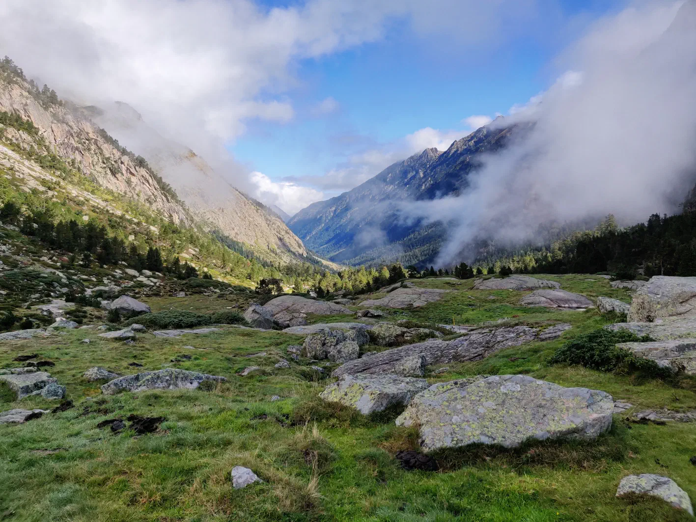 La vallée s’ouvre en contrebas