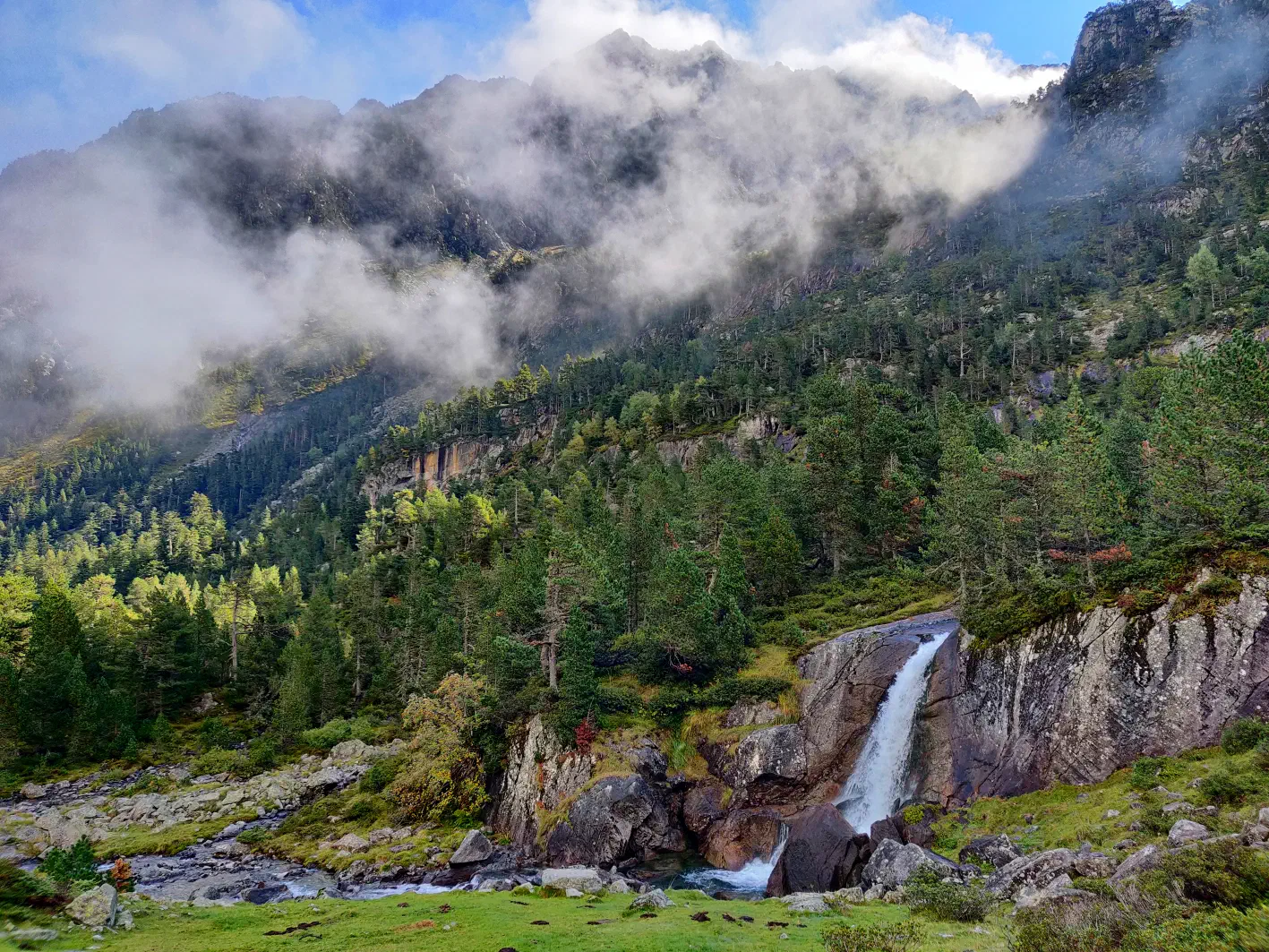 La cascade sous les nuages