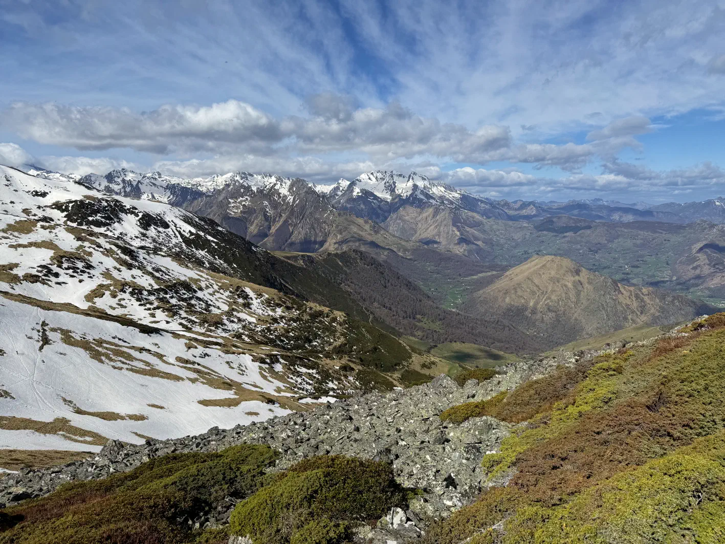 La vallée et toute la chaîne