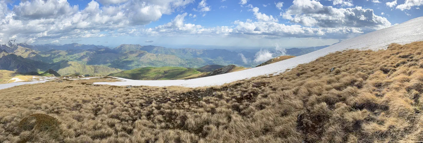Panorama sur la pelouse d’altitude