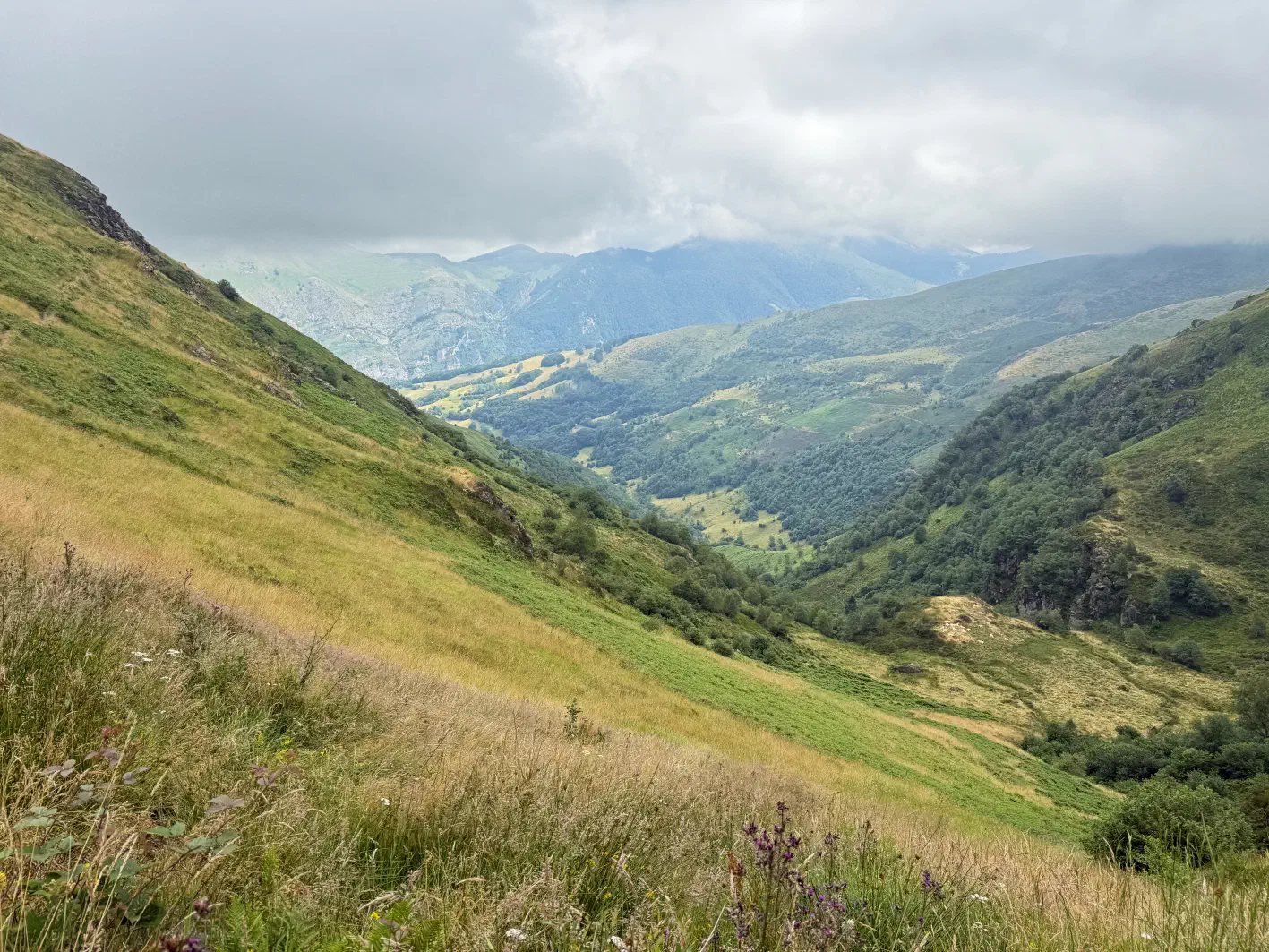 La vallée sous les nuages