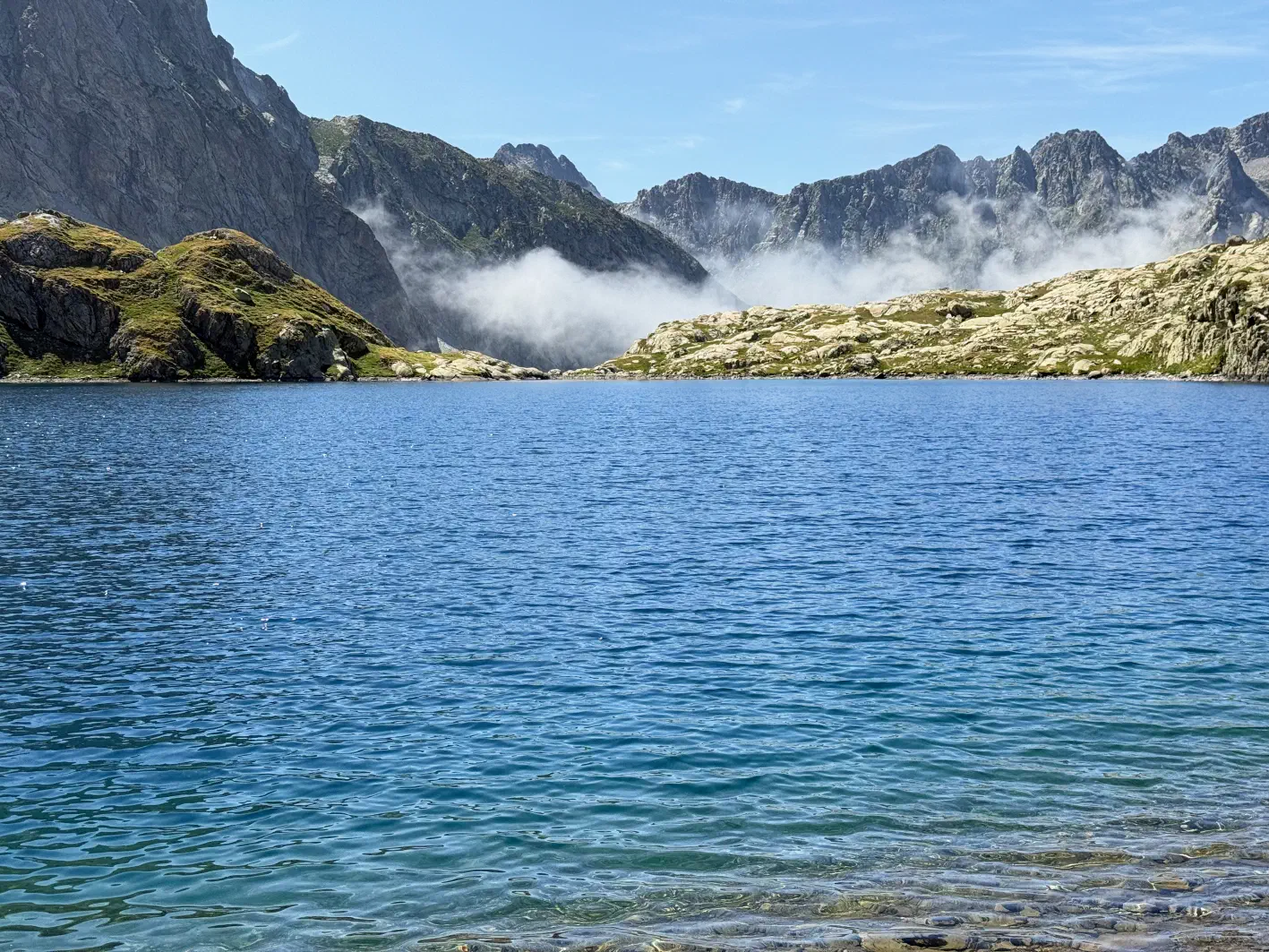 Les nuages passent la crête