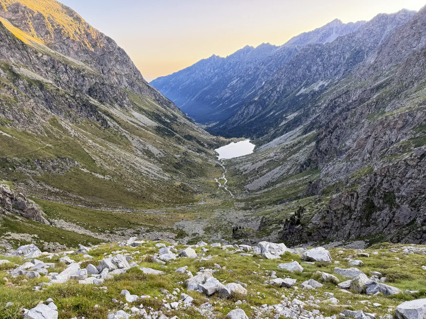 Le lac d&rsquo;Estom en contrebas