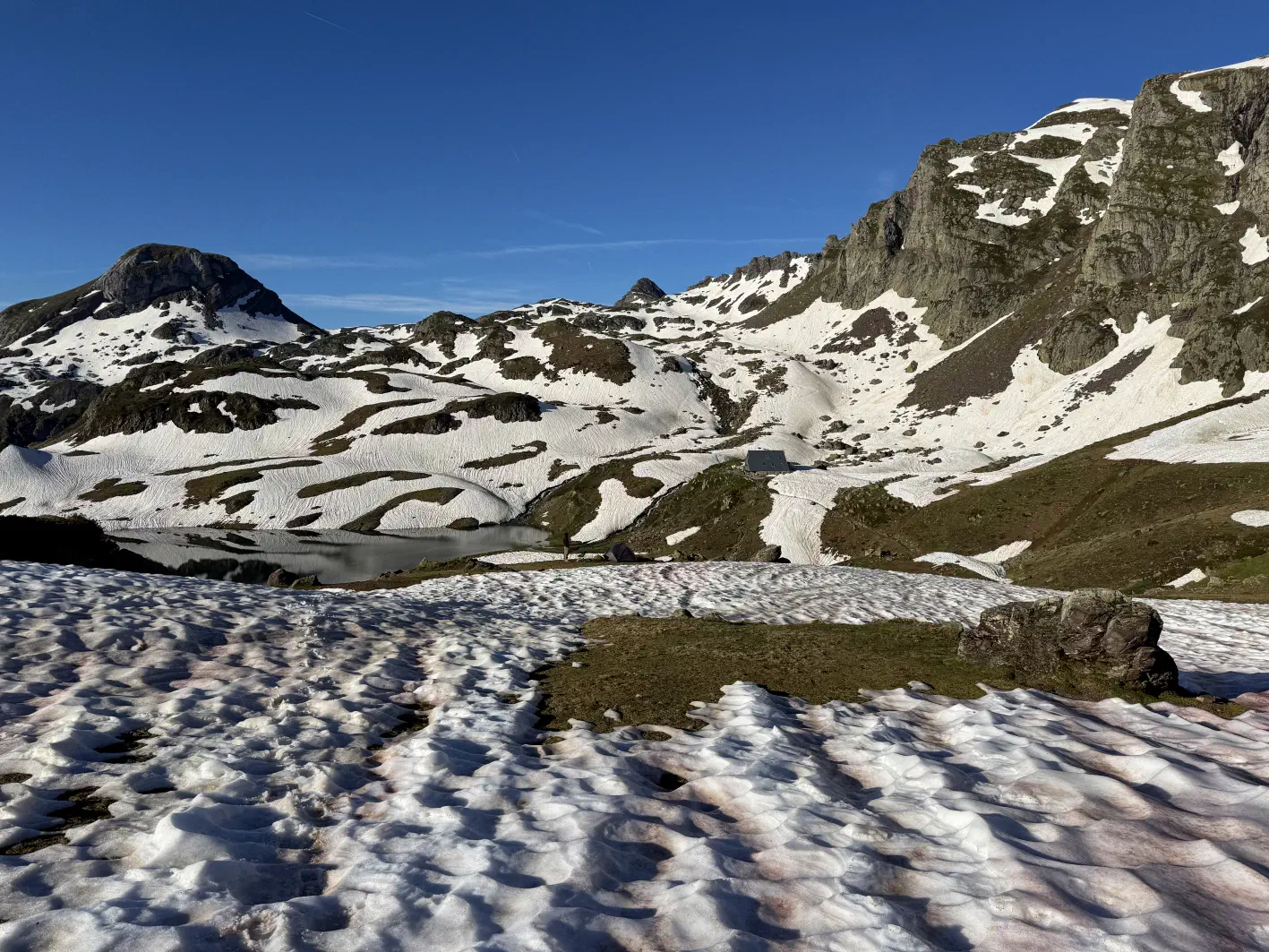 Le refuge d&rsquo;Ayous encore sous la neige