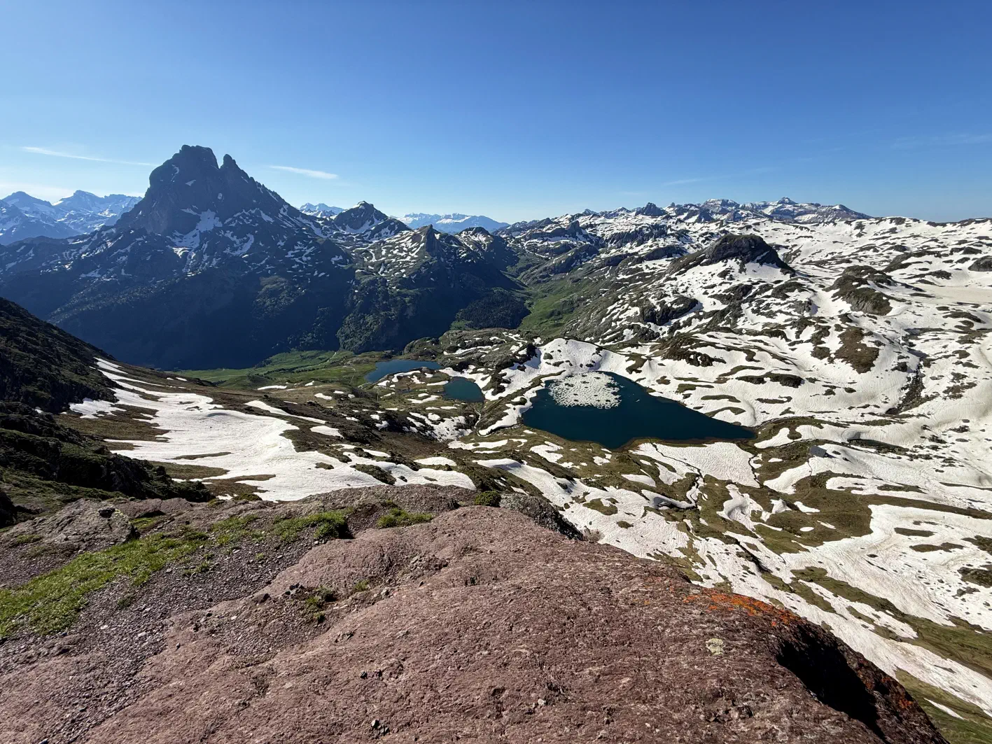 Les lacs encore pris dans la neige