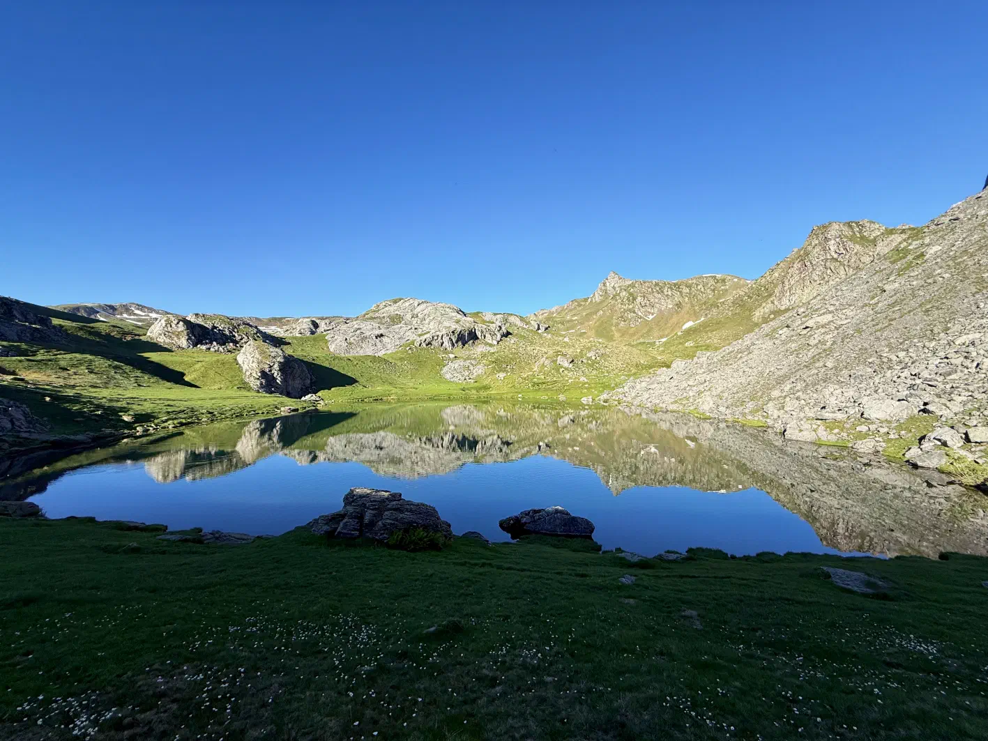 Le lac Castérau, miroir parfait