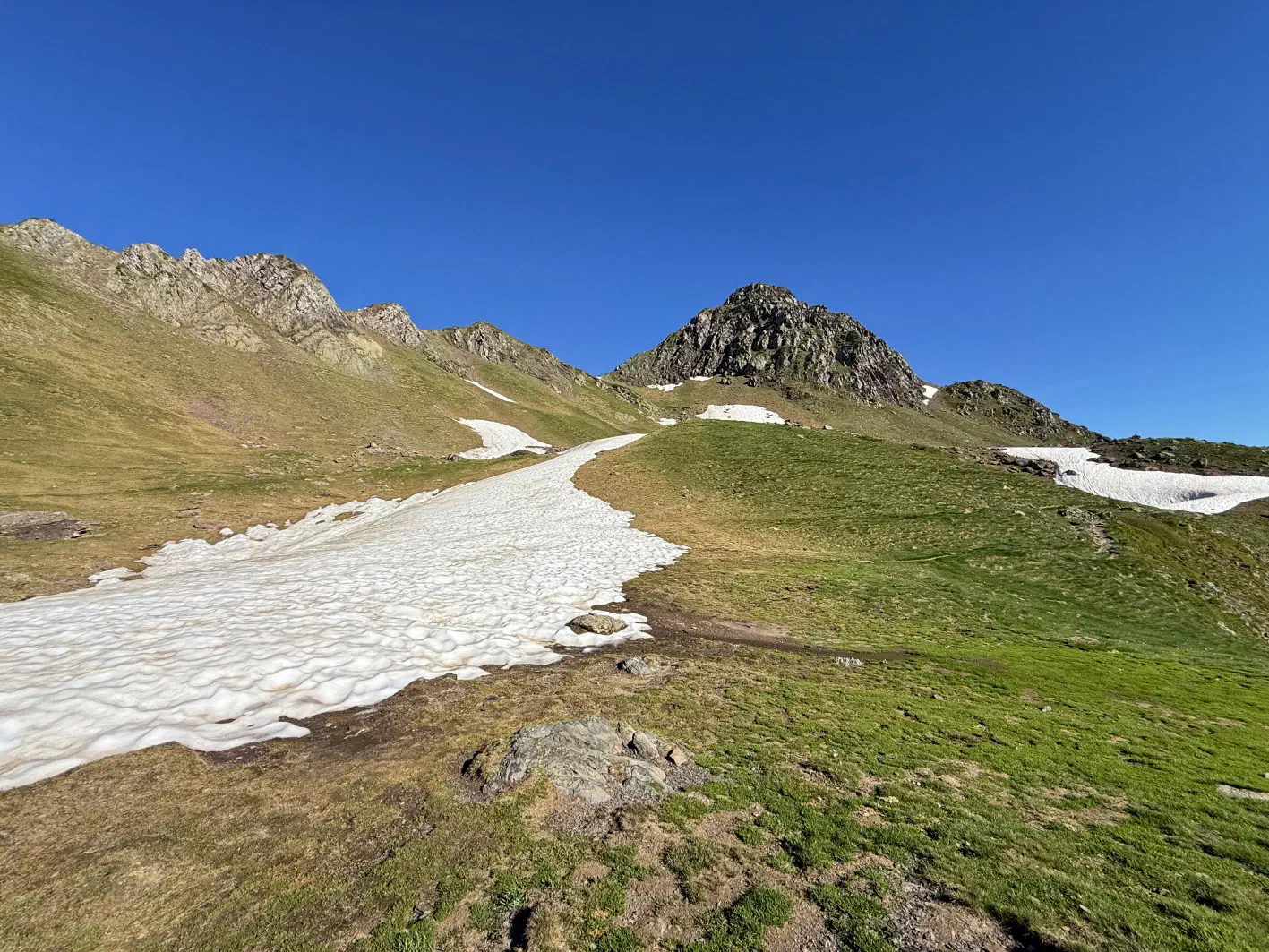 Encore des névés à 2100 m