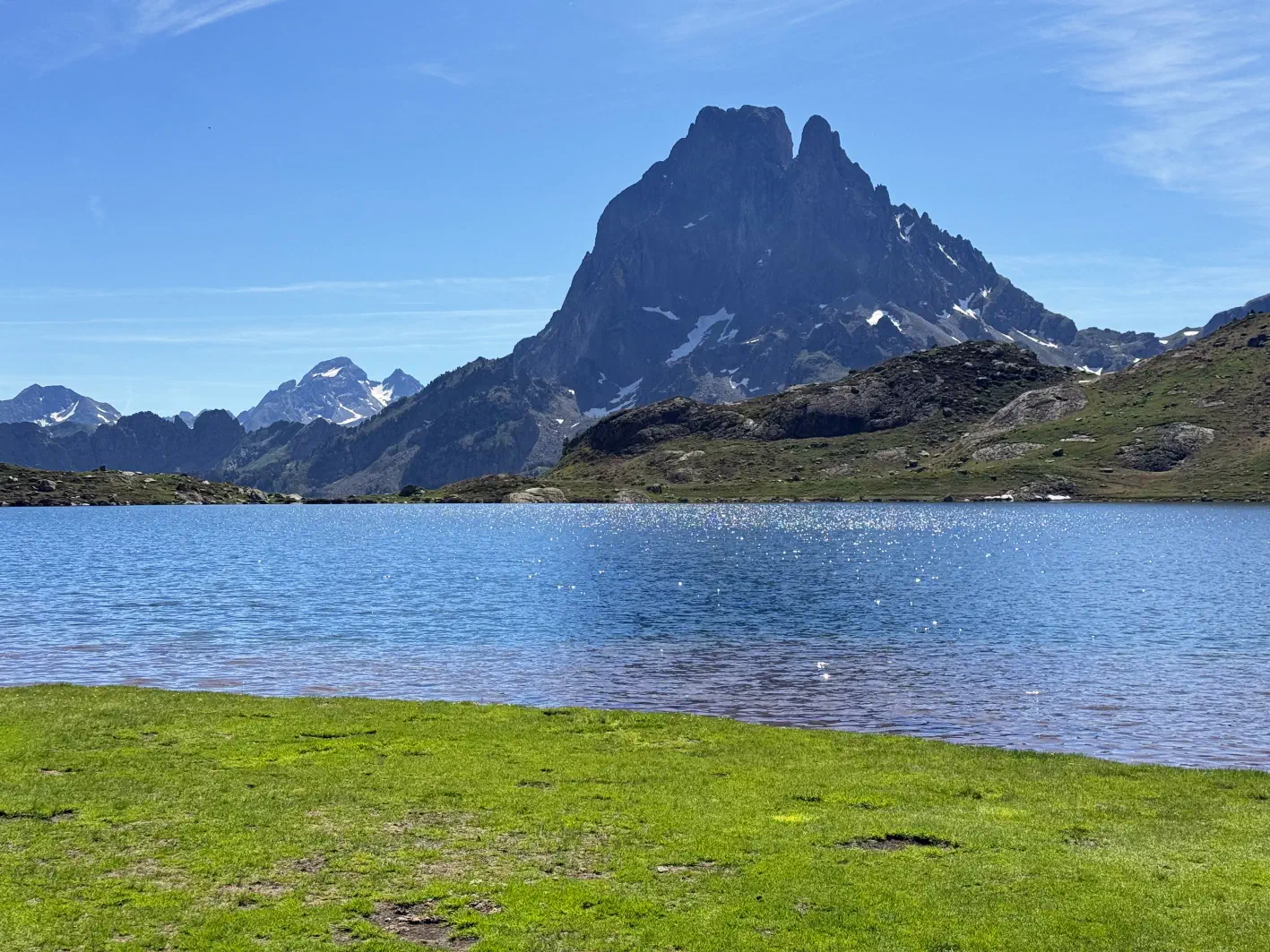 L&rsquo;Ossau au-dessus du lac Gentau