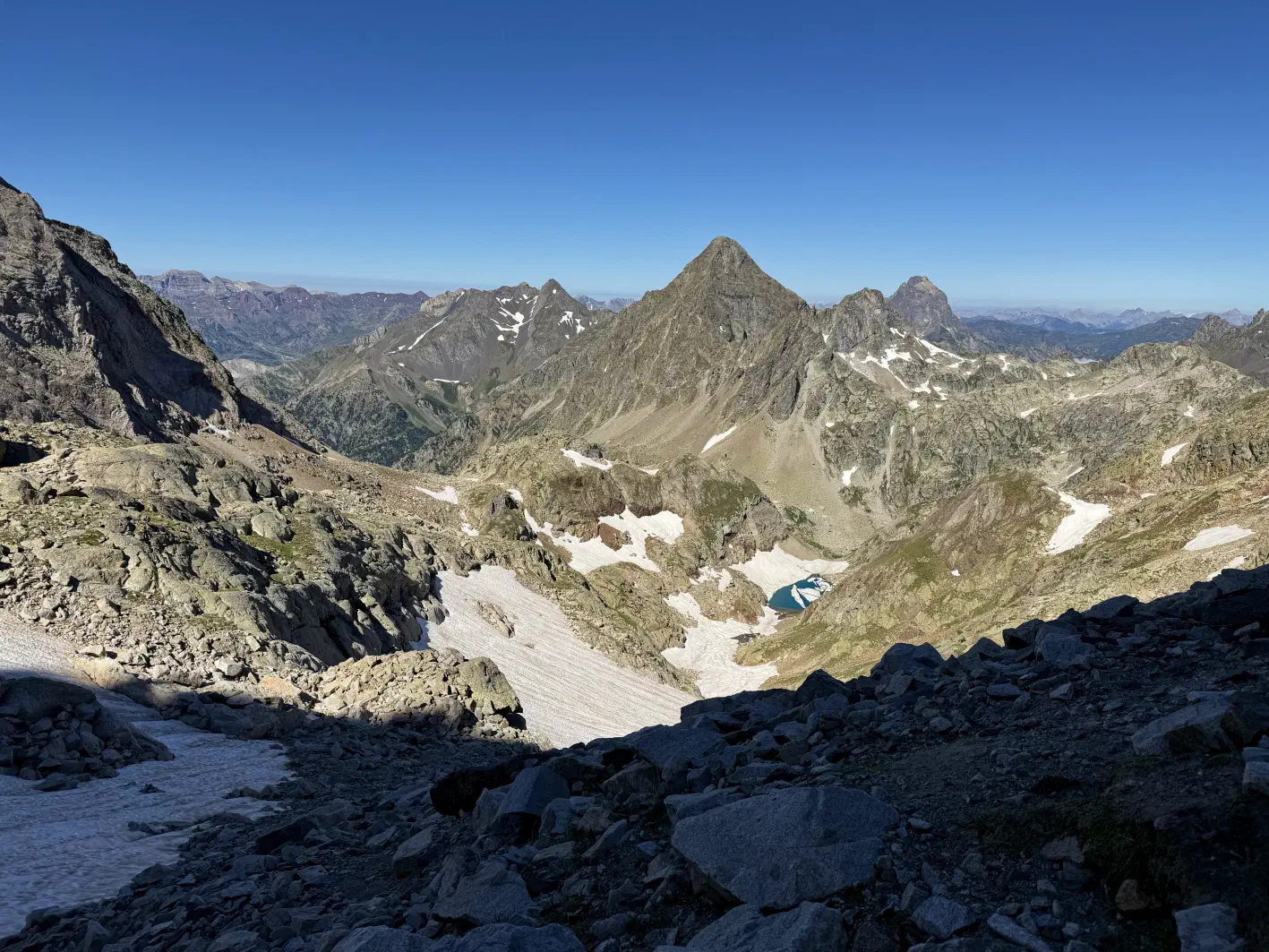 Le lac turquoise en contrebas