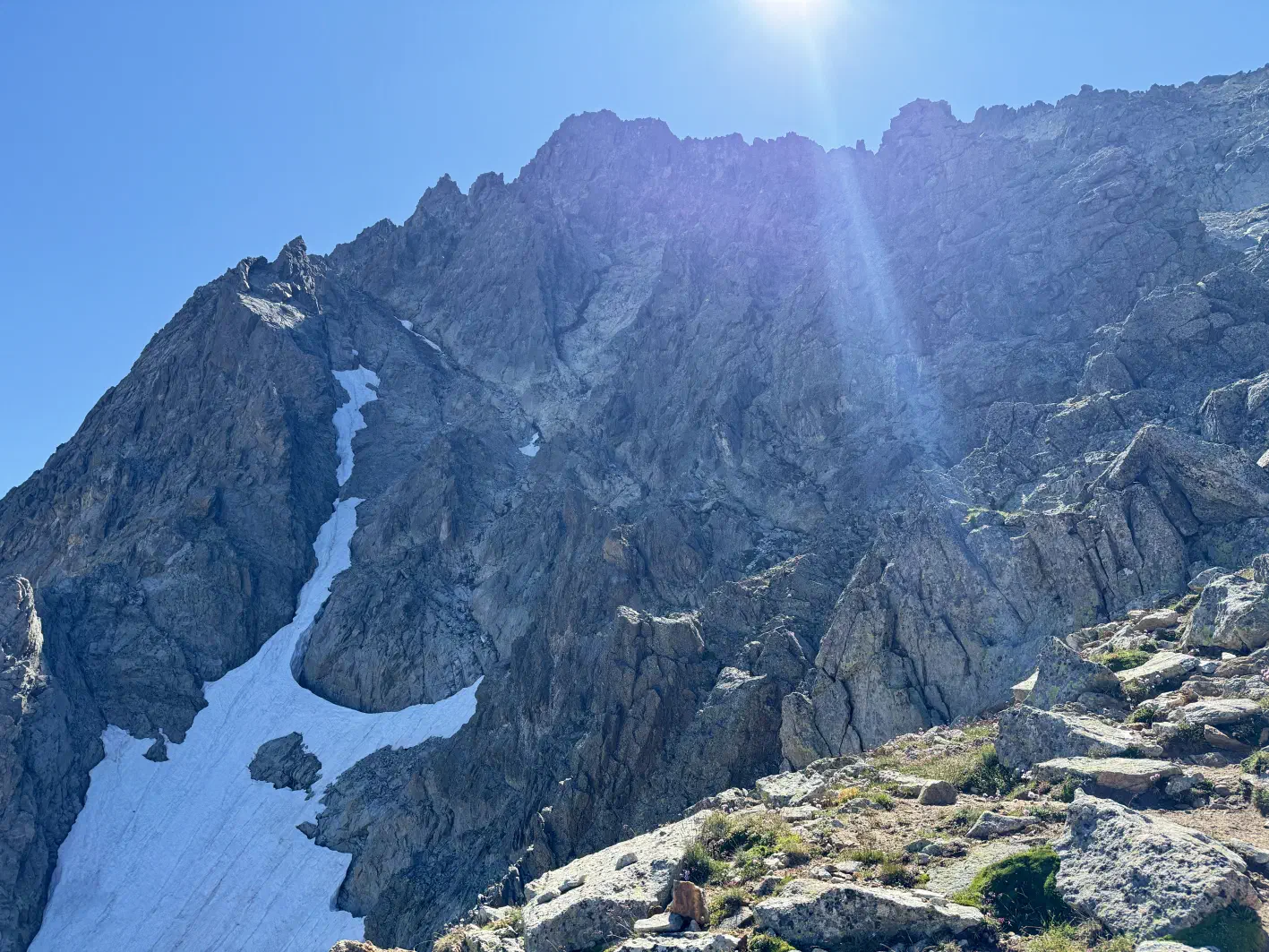 Le couloir de neige et la crête