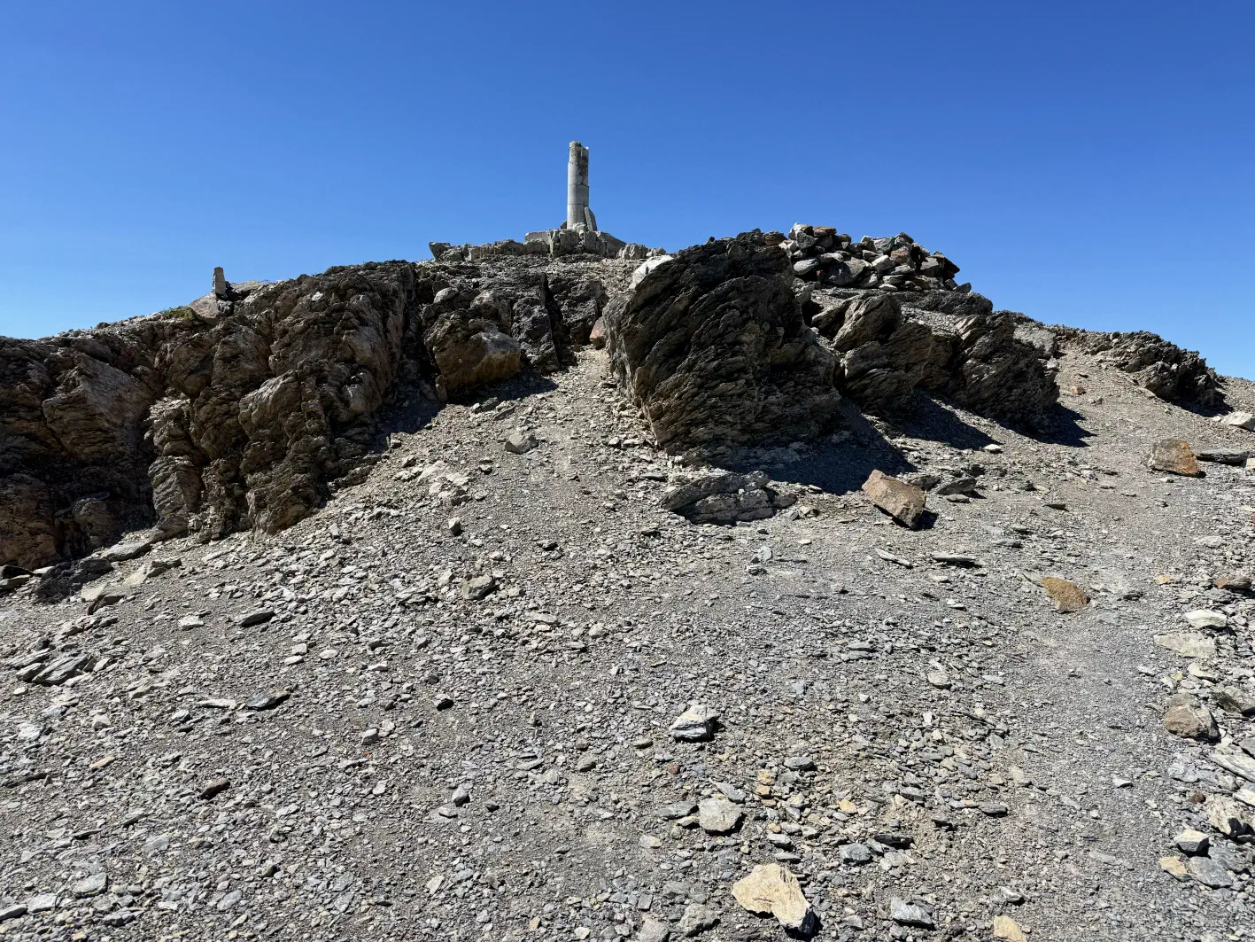 Le pilier du sommet