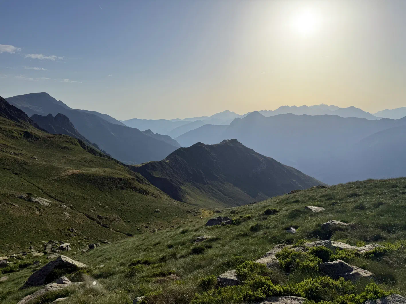 Les vallées dans la brume de chaleur
