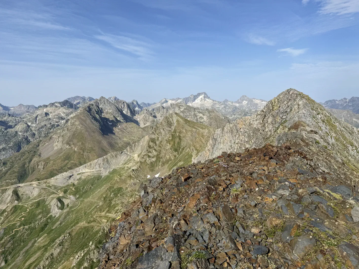 L&rsquo;arête sommitale et les hauts pics
