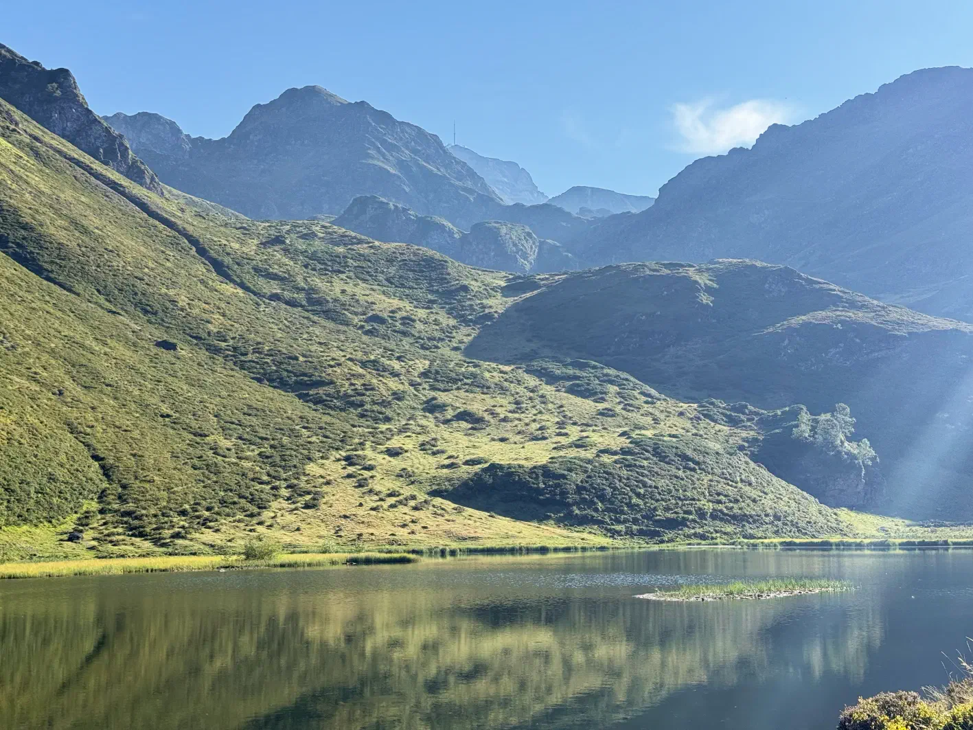 Le lac dans la lumière du soir
